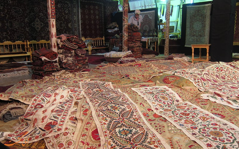 به دلیل کیفیت عالی که فرش های لیدیا سوزانی دارد، از سراسر جهان برای خرید فرش به این بازار می روند