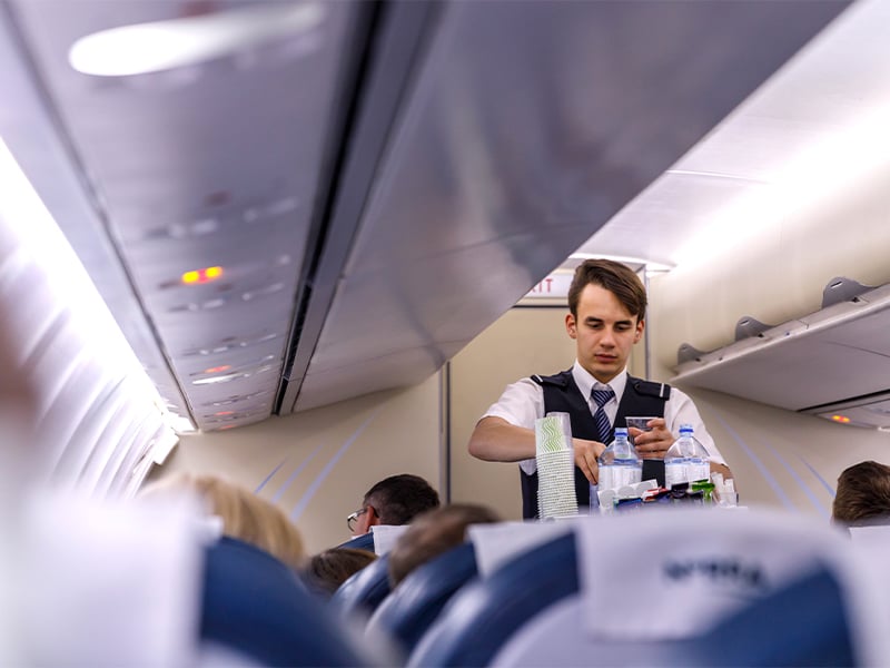 سرو آب در کابین هواپیما