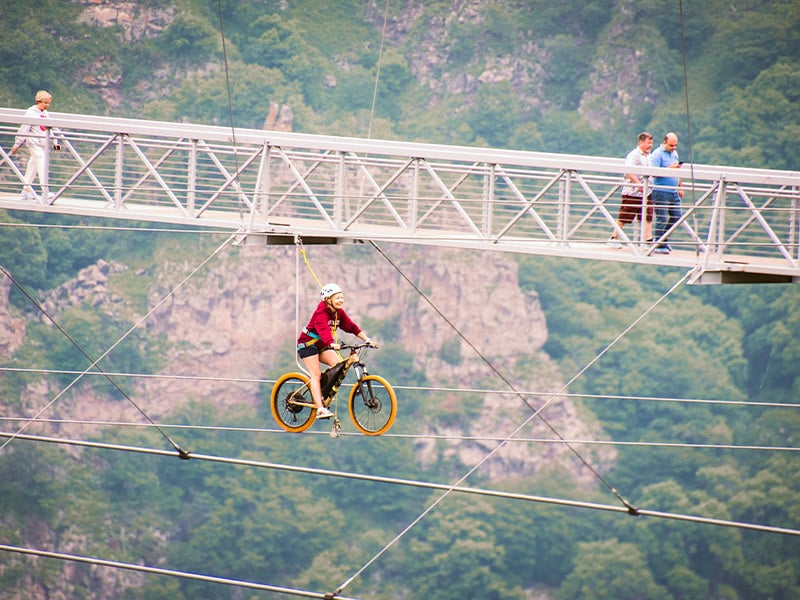 زیپ لاین دوچرخه روی پل شیشیه ای گرجستان